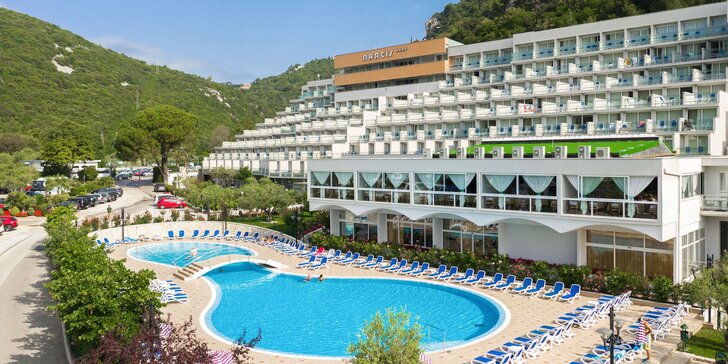 First minute dovolenka v mestečku Rabac na Istrii: 4* hotel pri pláži, raňajky, polpenzia alebo all inclusive, bazénový komplex