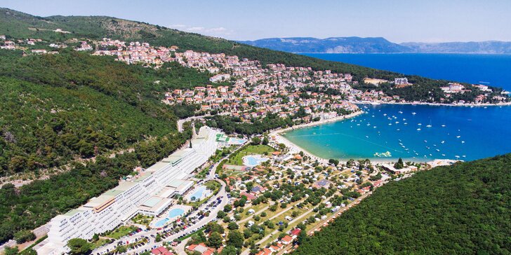 First minute dovolenka v mestečku Rabac na Istrii: 4* hotel pri pláži, raňajky, polpenzia alebo all inclusive, bazénový komplex