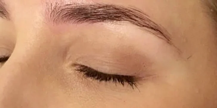Permanentný makeup pier, obočia alebo horných liniek