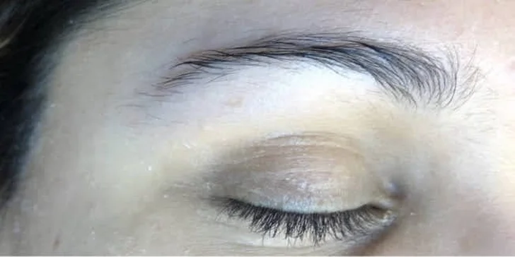 Permanentný makeup pier, obočia alebo horných liniek