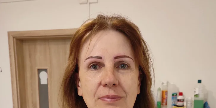 Permanentný makeup pier, obočia alebo horných liniek