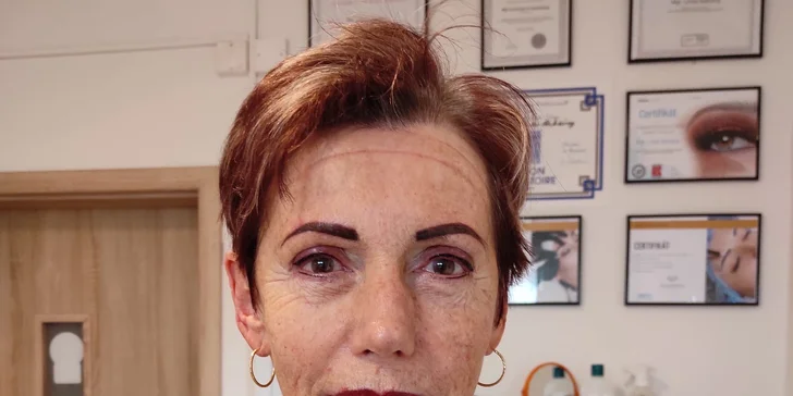 Permanentný makeup pier, obočia alebo horných liniek