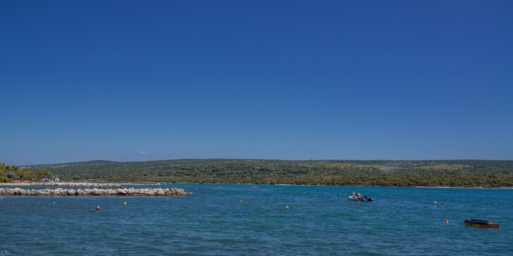 Mobilné domčeky v kempovom rezorte na Jadrane: ostrov Lošinj s delfínmi a nádhernými plážami, first minute zľava