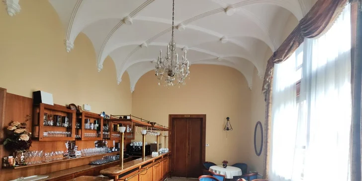 Romantický víkendový pobyt na Smolenickom zámku s prehliadkou a zákuskom, jedno dieťa zdarma