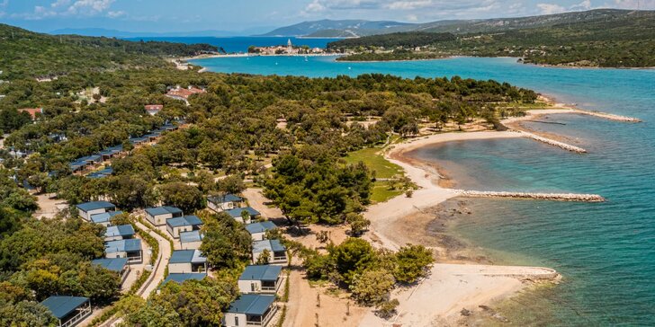 Mobilné domčeky v kempovom rezorte na Jadrane: ostrov Lošinj s delfínmi a nádhernými plážami, first minute zľava