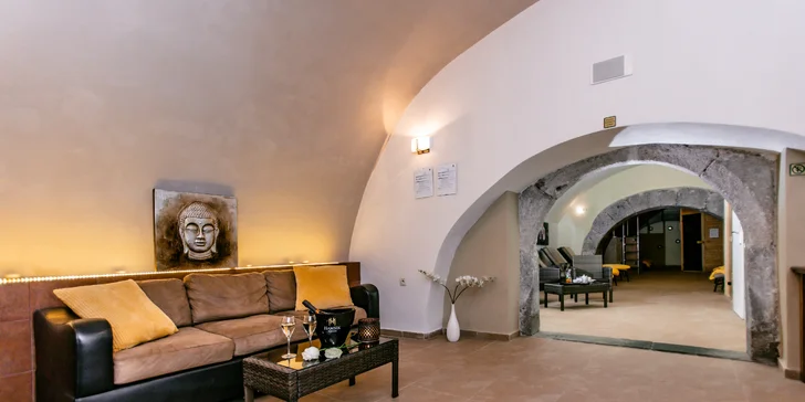 Kráľovský pobyt na zámku s prehliadkou: jedinečný wellness, polpenzia aj 2 noblesné reštaurácie s luxusným barom