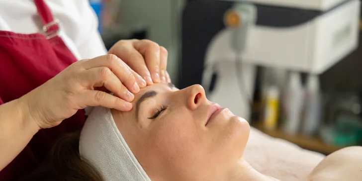Liftingová masáž tváre, rádiofrekvencia, retinolové alebo vitamínové ošetrenie