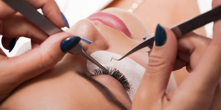 Predĺženie či lash lift mihalníc aj s lamináciou obočia