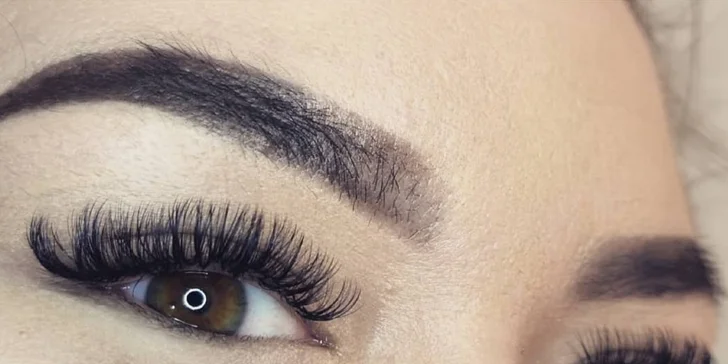 Predĺženie či lash lift mihalníc aj s lamináciou obočia
