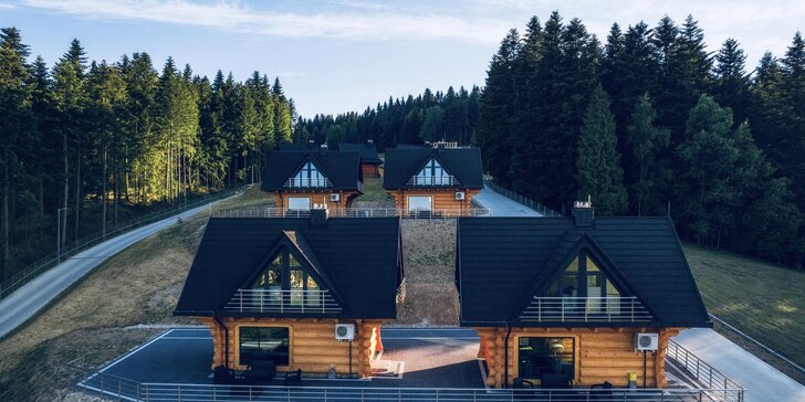 Luxusné horalské domčeky neďaleko poľského mesta Rabka-Zdrój: nádherný výhľad aj chatka s vírivkou na terase