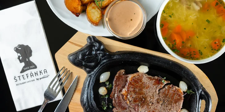 Hovädzí Entrecôte steak s pfeffer omáčkou, pečenými zemiakmi a kohútím vývarom