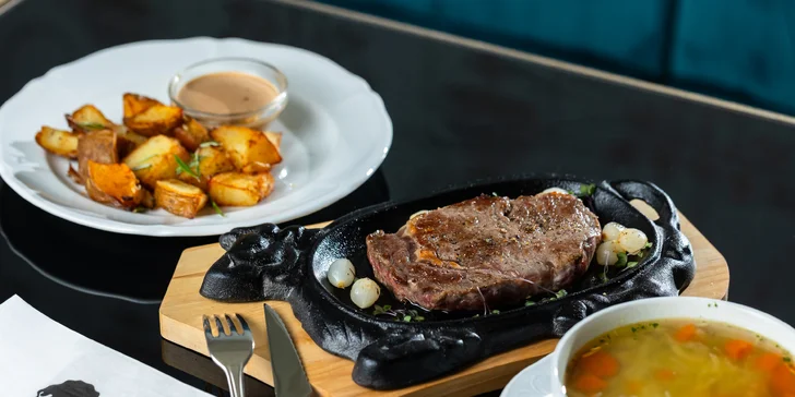 Hovädzí Entrecôte steak s pfeffer omáčkou, pečenými zemiakmi a kohútím vývarom