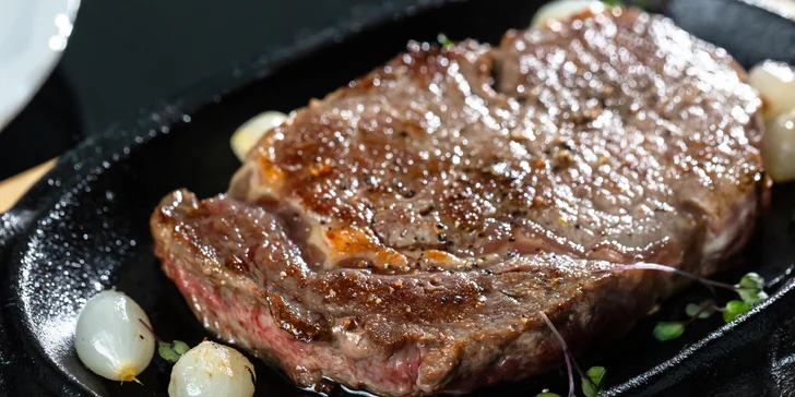 Hovädzí Entrecôte steak s pfeffer omáčkou, pečenými zemiakmi a kohútím vývarom