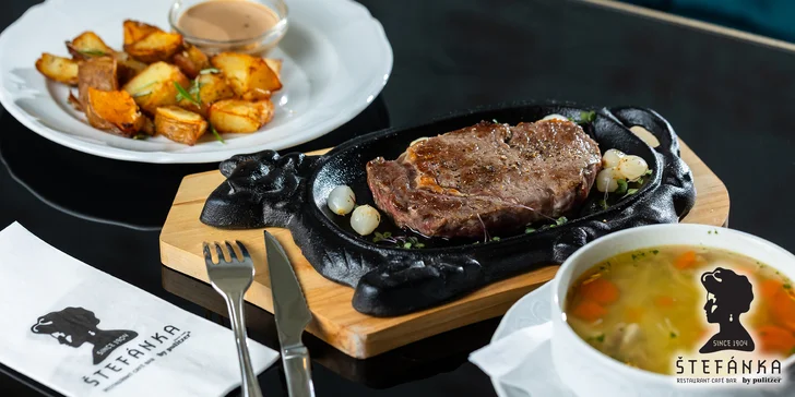 Hovädzí Entrecôte steak s pfeffer omáčkou, pečenými zemiakmi a kohútím vývarom