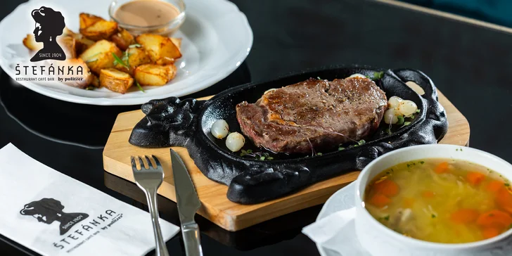 Hovädzí Entrecôte steak s pfeffer omáčkou, pečenými zemiakmi a kohútím vývarom
