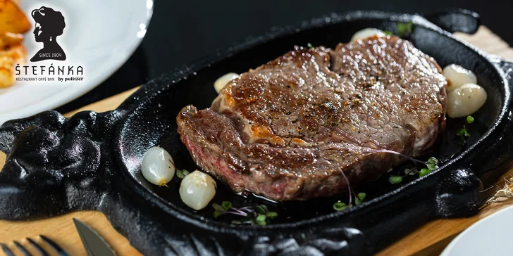 Hovädzí Entrecôte steak s pfeffer omáčkou, pečenými zemiakmi a kohútím vývarom