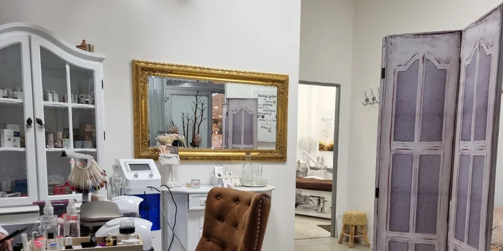 Hĺbkové čistenie pleti alebo relaxačná masáž a peeling v salóne Estém