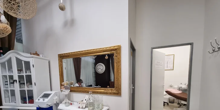 Hĺbkové čistenie pleti alebo relaxačná masáž a peeling v salóne Estém