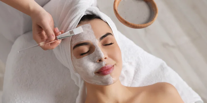 Hĺbkové čistenie pleti alebo relaxačná masáž a peeling v salóne Estém
