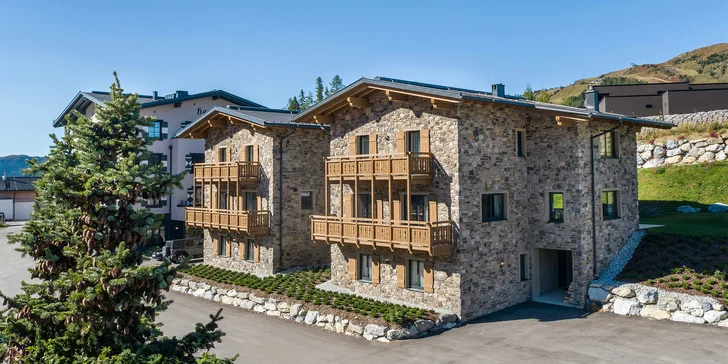Pobyt v Alpách priamo pri zjazdovke: moderný chalet až pre 14 os. s vlastnou saunou aj wellness v hoteli