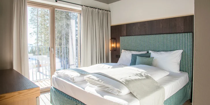 Pobyt v Alpách priamo pri zjazdovke: moderný chalet až pre 14 os. s vlastnou saunou aj wellness v hoteli
