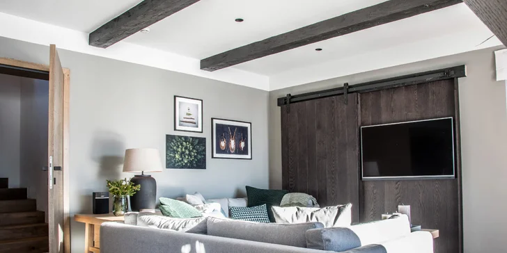 Pobyt v Alpách priamo pri zjazdovke: moderný chalet až pre 14 os. s vlastnou saunou aj wellness v hoteli