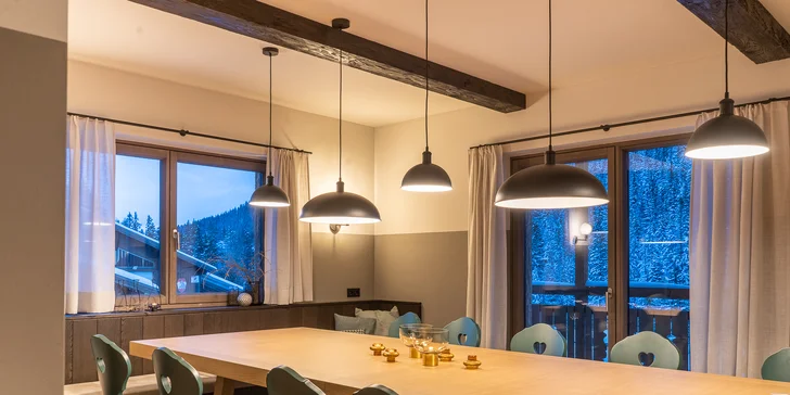 Pobyt v Alpách priamo pri zjazdovke: moderný chalet až pre 14 os. s vlastnou saunou aj wellness v hoteli