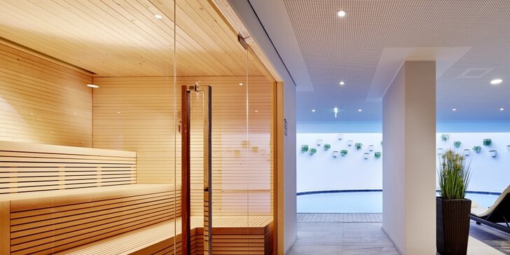 Pobyt v Alpách priamo pri zjazdovke: moderný chalet až pre 14 os. s vlastnou saunou aj wellness v hoteli