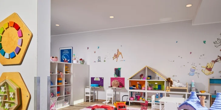 Pobyt v Alpách priamo pri zjazdovke: moderný chalet až pre 14 os. s vlastnou saunou aj wellness v hoteli