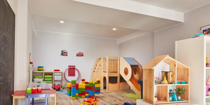 Pobyt v Alpách priamo pri zjazdovke: moderný chalet až pre 14 os. s vlastnou saunou aj wellness v hoteli