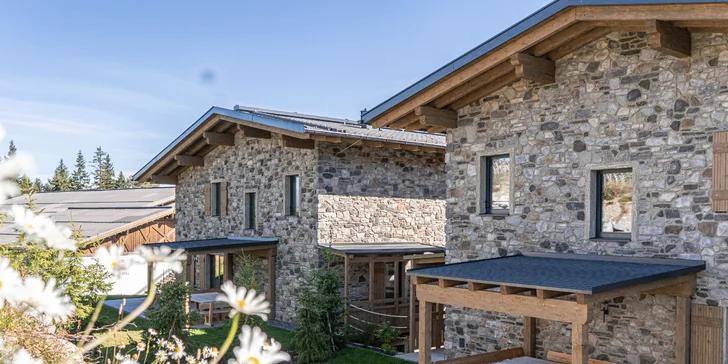 Pobyt v Alpách priamo pri zjazdovke: moderný chalet až pre 14 os. s vlastnou saunou aj wellness v hoteli
