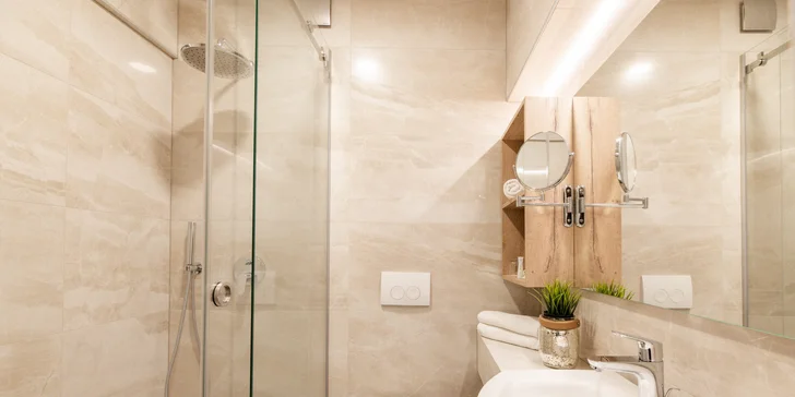 Ostrov Krk: 4* hotel pri kamienkovej pláži, polpenzia, bazén, dieťa zadarmo a extra zľavy