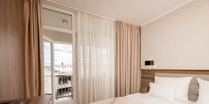 Ostrov Krk: 4* hotel pri kamienkovej pláži, polpenzia, bazén, dieťa zadarmo a extra zľavy