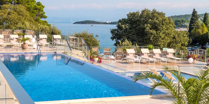 Ostrov Krk: 4* hotel pri kamienkovej pláži, polpenzia, bazén a dieťa zadarmo, first minute zľavy