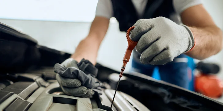 Výmena oleja a olejového, vzduchového aj kabínového filtra vrátane materiálu
