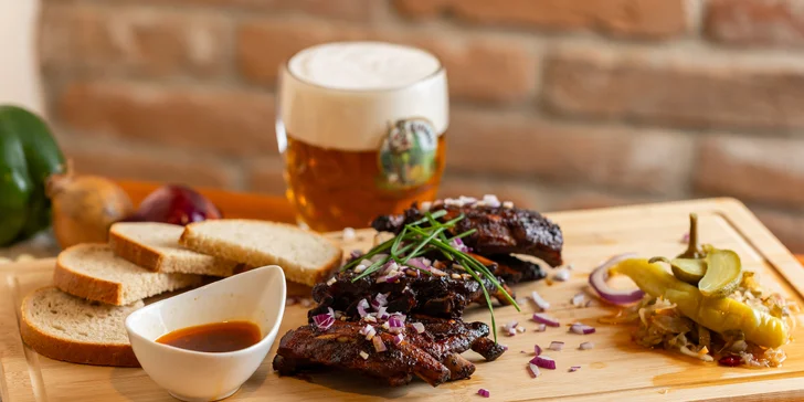 Lahodný tatársky biftek z pravej hovädzej sviečkovice, pečené koleno, šťavnaté rebierka s nápojom alebo grill misa pre 2 – 4 osoby