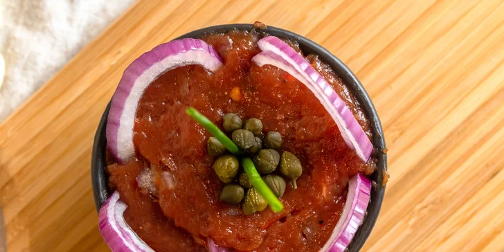 Lahodný tatársky biftek z pravej hovädzej sviečkovice, pečené koleno, šťavnaté rebierka s nápojom alebo grill misa pre 2 – 4 osoby