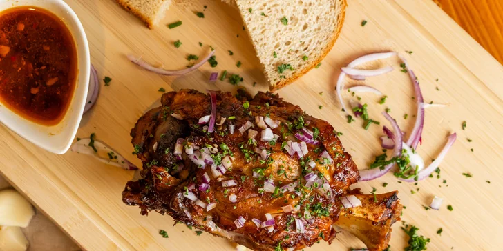 Lahodný tatársky biftek z pravej hovädzej sviečkovice, pečené koleno, šťavnaté rebierka s nápojom alebo grill misa pre 2 – 4 osoby