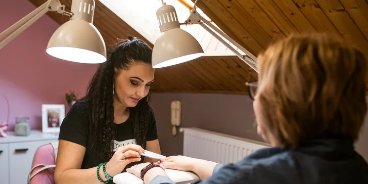 Gél lak alebo nové gélové nechty aj s manikúrou