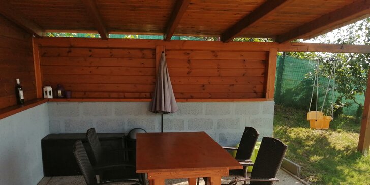 Šikovný domček so záhradou pre 5 osôb v Dudinciach: fľaša prírodného vína aj 50% zľava na elektrobicykle