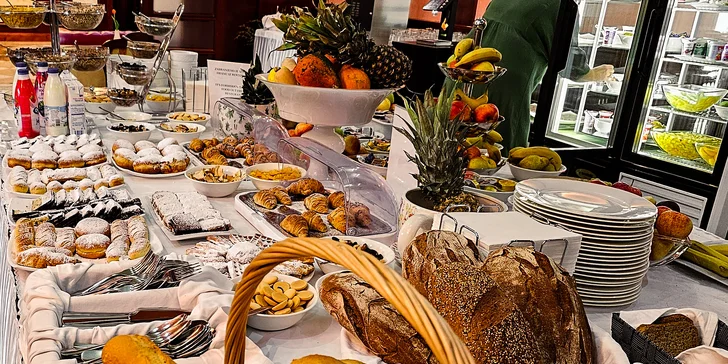 Leto v Dalmácii: hotel 2 minúty od pláže, strava, bazén a 2 deti zdarma