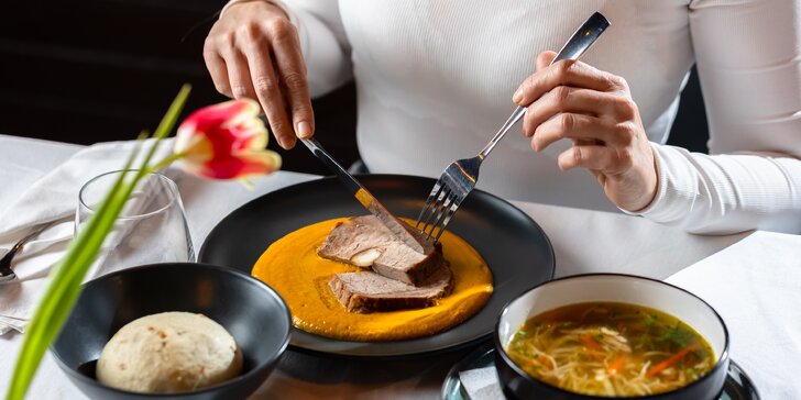 Lahodné 2-chodové menu pre 1 osobu: Sviečková na smotane, ťeľací rezeň alebo gurmánska pleskavica s polievkou