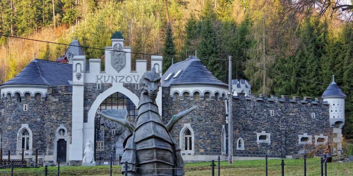 Romantický pobyt alebo dámska jazda na hrade Kunzov: unikátne apartmány, raňajky i polpenzia, privátny hradný wellness
