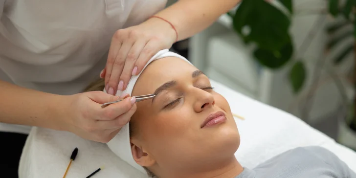 Laminácia obočia, hĺbkové čistenie pleti či manuálna karboxyterapia
