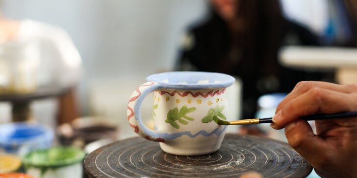 Slovenská ľudová majolika: Vymaľujte si vázu, kvetináč alebo raňajkový set ako majstri keramikári