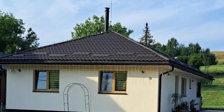 Novopostavená priestranná plne vybavená vilka s 3 spálňami a vonkajšou vírivkou na záhrade