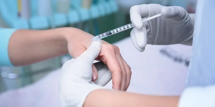 Omladenie a dokonalé kontúry pre vaše ruky: Lifting rúk kyselinou hyalurónovou