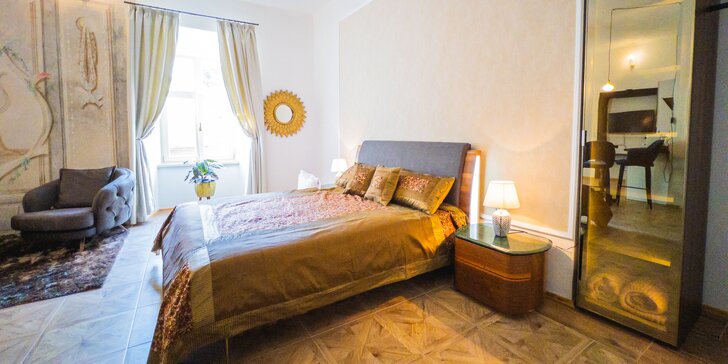 Honosné historické apartmány v centre malebnej Banskej Štiavnice: reštaurované fresky aj dizajnový nábytok