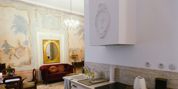 Honosné historické apartmány v centre malebnej Banskej Štiavnice: reštaurované fresky aj dizajnový nábytok