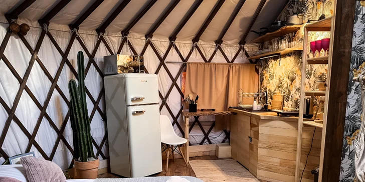 Havaj alebo africké safari v poľskom glampe: luxusné jurty pre 5 osôb s kuchyňou a privátnou vírivkou